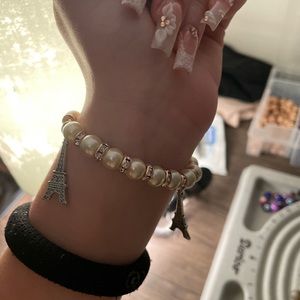 This is a pearl bracelet, NOT real pearls. good quality and stretchy band.